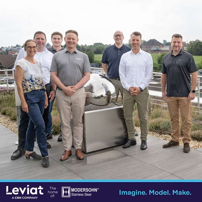 Photo on the roof terrace (from left to right): Gabriele Wächter, Jürgen Matzelle, Julian Dotzki, Jesse Hawthorne, Dennis Berghoff, Nico Ramstetter and Oliver Holleber